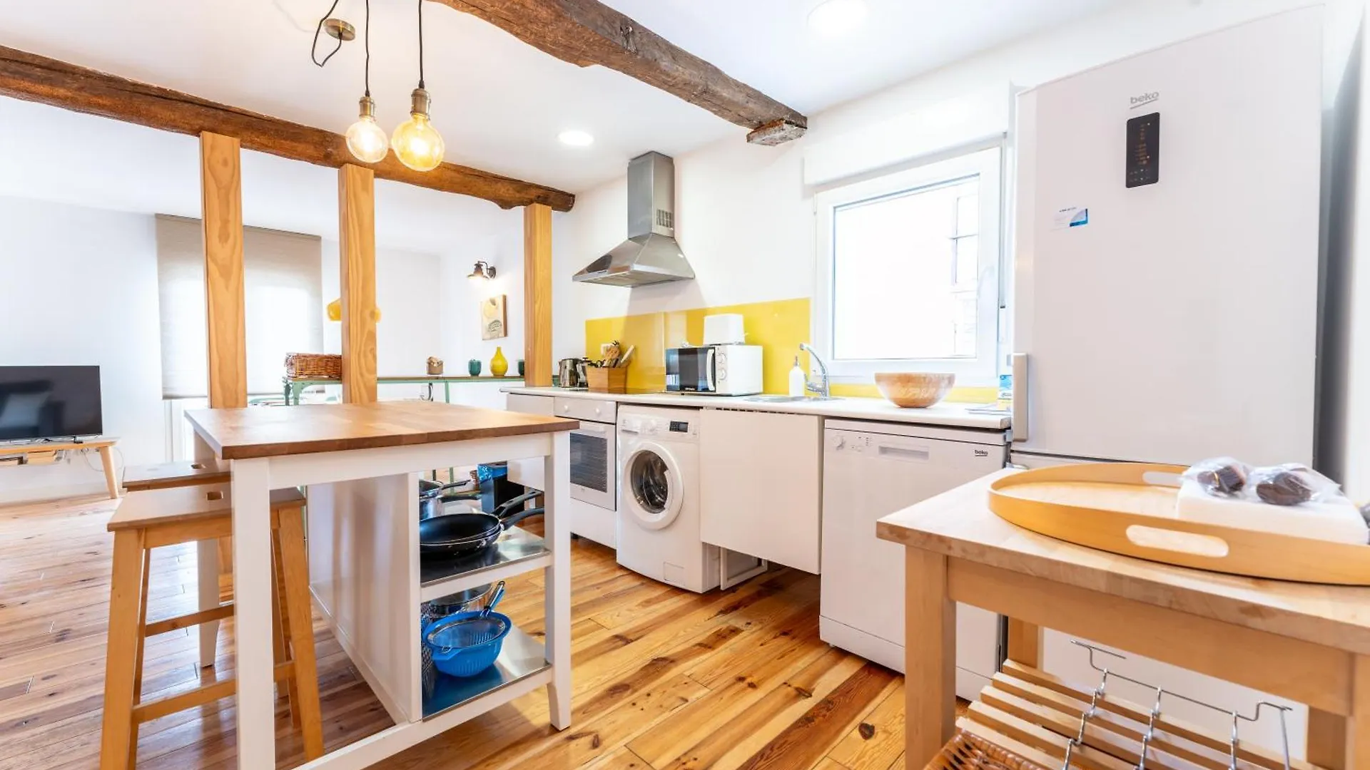 Warm And Inviting, Central Location By Urbanhosting Santander Apartamento